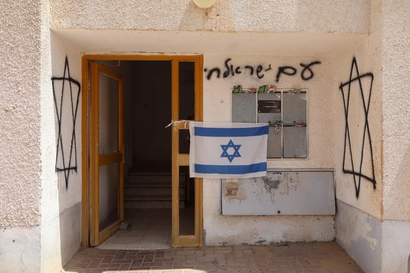 A building entrance in southern Israel with an Israeli flag and “Am Yisrael Chai” painted on the wall